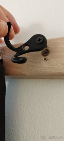 Věšák dřevěný (bukový) na oblečení s háčky a klipy - 4