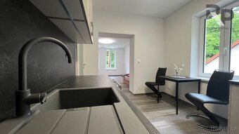 Pronájem zrekonstruovaného bytu 3+1 v rodinném domě a v př - 4
