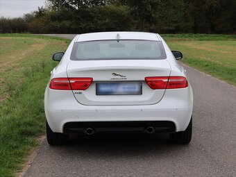 Jaguar XE 2,0 D 177kW R-Sport CZ (2017) - 4