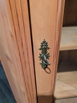 Rohová vitrína z masivu – ruční truhlářská práce - 4