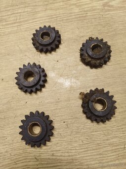 Dněpr -díly převodovky - 4