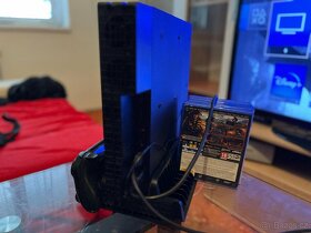 PS4 pro 1TB + Vertikální stojan i na hry s dobíjecí stanicí - 4