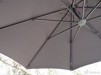 Designový závěsný slunečník Sunfun s šedým potahem - 4