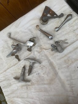 Prodám kliky a zámky zrcátko zátka na auto veterána - 4