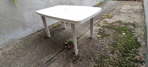 Plastový stůl s otvorem pro slunečník - 4