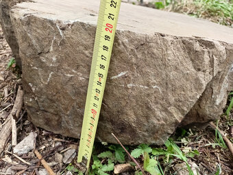 Solitérní přírodní veliký kámen monolit dekorace do zahrady - 4