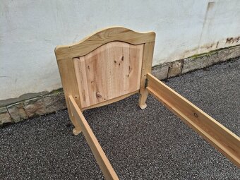 STAROŽITNÁ POSTEL PO CELKOVÉ RENOVACI - 4