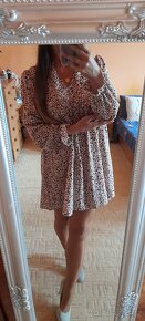 Vzorované krátké šaty s dlouhými rukávy - 4
