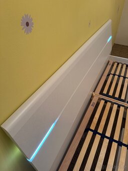 Bílá manželská postel 180x200 cm s osvětlením - 4