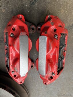 4 pískové brzdiče + 320mm dělený kotouče - 4