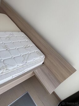 Luxusní postel od truhláře – nadčasový design - 4