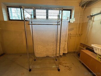 prodám masivní kovový šatní stojan pojízndný - 4