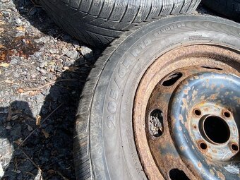 57. Sada zimních pneu 205/65 r15 vč disků 4x108 - 4