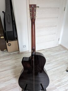 Celomasivní kytara tvaru OM - 4