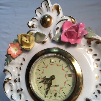 Porcelánové hodiny andělíček amorek květy DRESDEN - 4