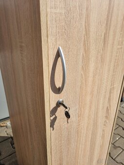 Uzamykatelná šatní skříňka - 4