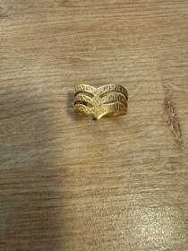 Zlatý prsten, 750 (18 K), průměr 2cm - 4