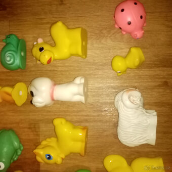 Prodám staré gumové pískací hračky 23 kusů - 4