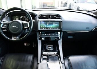 Jaguar F-Pace 30d AWD S PANO TAŽNÉ MERIDIAN - 4
