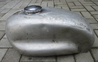 stará dělaná nádrž na silniční stavbu motocyklu jawa čz - 4