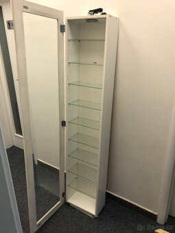 Ikea Bertby. Prosklenná nástěnná skříňka, vitrína, knihovna - 4
