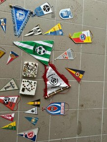 Malá sbírka odznaků a vlaječek - 4