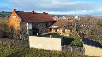 Unikátní dům s hospodářskými budovami a pozemkem 3188 m² - 4