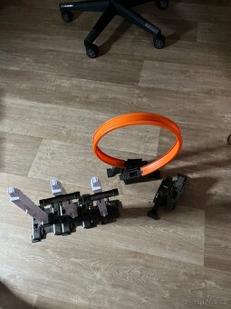 Hotwheels dráha s elektrickými zrychlovačemi. - 4