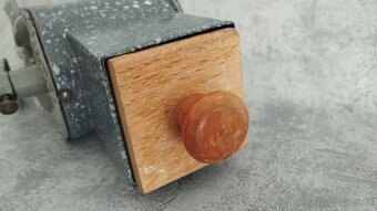 Velmi starý krásný velký mlýnek na strouhanku IDA. - 4