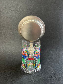 Skleněný korbel s víkem, folklórní motiv, Německo - 4