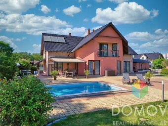 Luxusní rodinný dům s bazénem a pozemkem 2 584 m2 - Nučic - 4