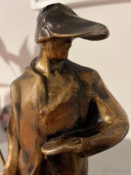 Starší elegantní soška FIGURA MUŽE V SAKU - 4