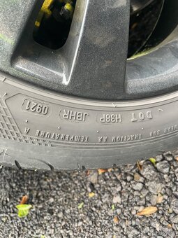 235/45R17 - 4