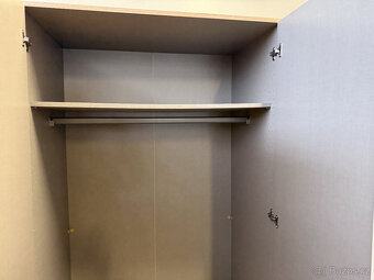 třídveřová bílá šatní skříń - 4
