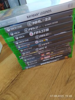 Xbox one X 1tb, Dock + 2x controller a hry - 4