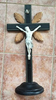 starožitný dřevěný kříž s porcelánovým kristem - 4
