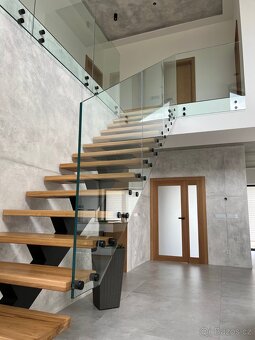 PÁTEŘOVÉ schodiště a schody, skleněné zábradlí - 4