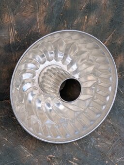 Retro hliníková forma na bábovku. - 4