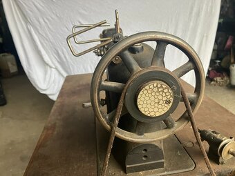 Retro šicí stroj - 4