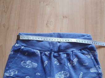 Nové teplákové tmavě modré kraťasy šortky sinsay v.128 s aut - 4