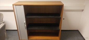 Kancelař: 2 stoly, skříň, regál - 4