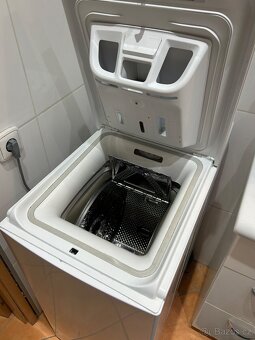 Vrchem plněná pračka Whirlpool - 4