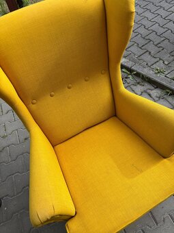 Ušák - křeslo IKEA hořčicová - 4