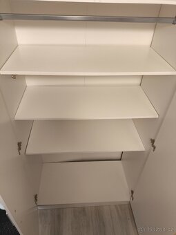 Šatní skříň FANDRUP 145×176 3 dveře 3 zásuvky bílá - 4