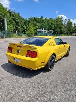 Ford Mustang 4,6gt v8 - 4