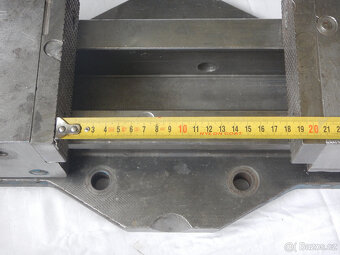 PRODÁM: Velký přesný strojní svěrák - hydraulický - 4
