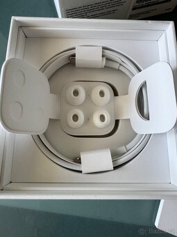 Apple AirPods Pro - 4