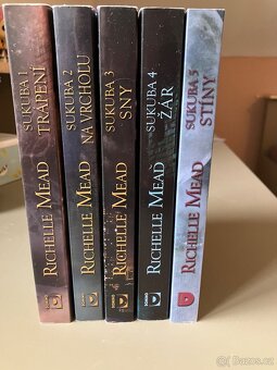 Prodám sbírku knih – 5 dílů 📚 - 4