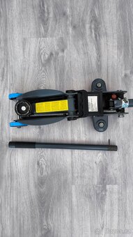 Prodám hydraulický zvedák na auto 2t - 4