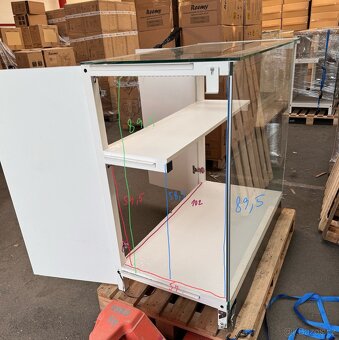 Stánek do obchodního centra – robustní konstrukce, sklo, pod - 4
